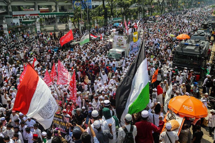 Ormas Islam melakukan aksi unjuk rasa di Kantor Bareskrim Polri, Gambir, Jakarta Pusat, Jumat (6/4/2018). Pendemo menuntut Sukmawati Soekarnoputri atas pembacaan puisi yang dinilai sebagai bentuk penodaan agama.