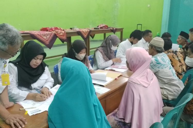 Suasana pemberkasan ulang terhadap beberapa bidang tanah yang masih berperkara hukum, di ruang pertemuan kantor Desa Nglaris, Kecamatan Bener Kabupaten Purworejo  pada Rabu (2/11/2022).