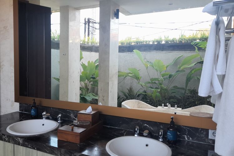 Kamar mandi semi terbuka di Villa Tenang by Nakula, Bali.