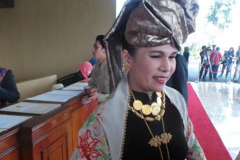 Anggota DPR dari Sumatera Barat Ini Pilih Kenakan Pakaian Adat Minang