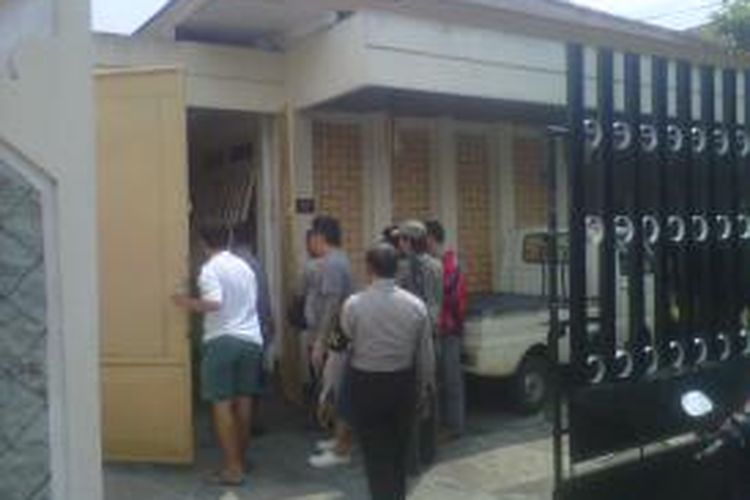 Personil Polres Kediri Kota, Jawa Timur saat melakukan olah tempat kejadian perkara pencurian emas dan batu mulia di rumah jalan Cendana, Minggu (27/10/2013).