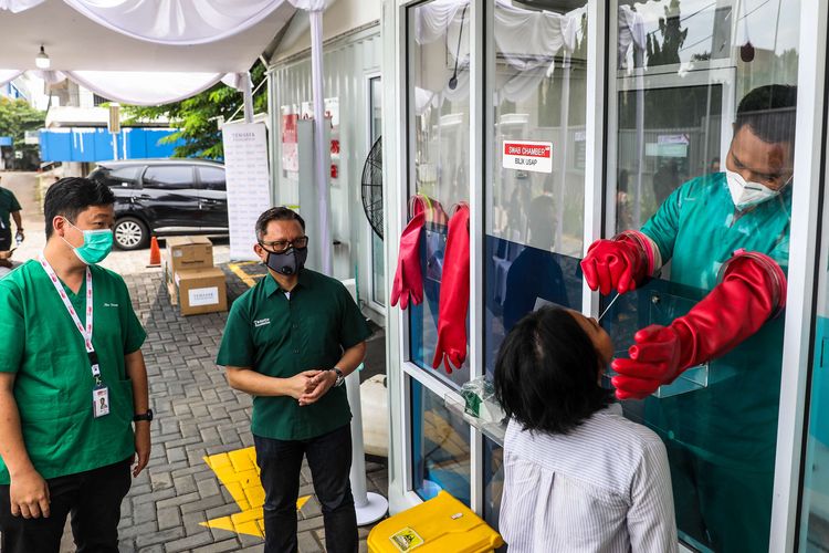 CEO GSI Lab Anindya Pradipta Susanto (kiri) bersama Direktur Komunikasi Tanoto Foundation Haviez Gautama (kanan) melihat warga yang menjalani tes usap atau swab test di GSI Lab (Genomik Solidaritas Indonesia Laboratorium), Cilandak, Jakarta Selatan, Senin (2/11/2020). Sebagai bentuk gotong-royong dan solidaritas untuk mempercepat penanganan COVID-19 di Indonesia, Tanoto Foundation dan Temasek Foundation International melakukan donasi bersama dengan memberikan bantuan kepada Genomik Solidaritas Indonesia (GSI Lab) berupa instrumen PCR, reagent kit dan bahan habis pakai untuk pemeriksaan PCR.