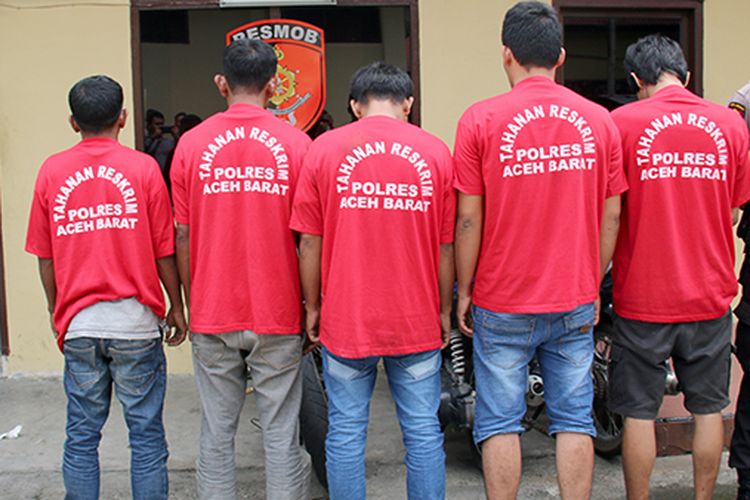 Lima tersangka perjudian inisial AM, MY, ABD, AR, dan  AL  warga Kecamatan Kawai XVI, Kabupaten Aceh Barat yang ditangkap saat sedang berjudi disebuah rumah warga Desa  Palimbungan, Selasa (12/09/17)