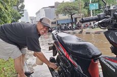  Pria di Jakarta Barat Cuci Motor di Tengah Banjir, Ini Alasannya