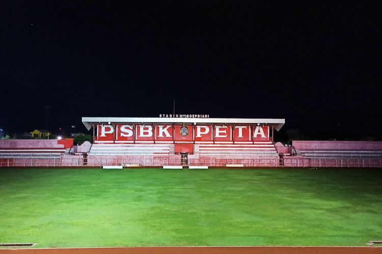 Stadion Soeprijadi Blitar saat malam hari.