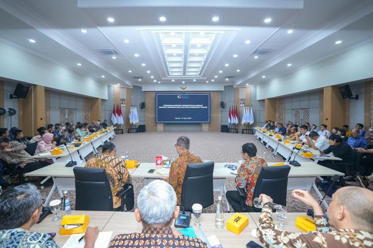 Pertemuan Kemenperin dengan para pelaku industri hulu petrokimia, antara, hilir, hingga daur ulang plastik di Jakarta, Kamis (16/4/2026).