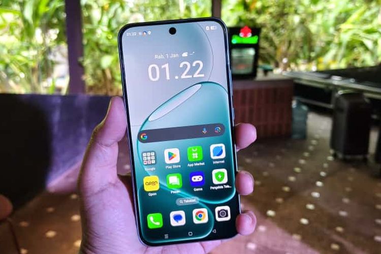 Layar AMOLED Oppo A6 Pro 4G cukup luas, yaitu 6,57 inci dengan resolusi Full HD Plus, refresh rate 120 Hz, dan tingkat kecerahan hingha 1.400 nit.
