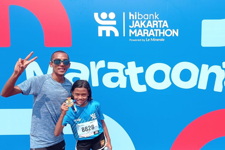 Agus Prayogo atlet marathon nasional turut mendampingi anaknya yang mengikuti lomba balap lari kategori 400m putri, pada Sabtu (21/10/2023), di track lari Stadion Utama Gelora Bung Karno (SUGBK).