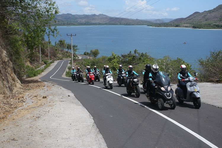 Jalan mendaki dan berkelok di perbukitan, dengan pemandangan hamparan pantai menemani perjalanan rombongan turing PT Piaggio Indonesia menjelajahi Pulau Lombok selama tiga hari, sejauh lebih dari 300 kilometer.