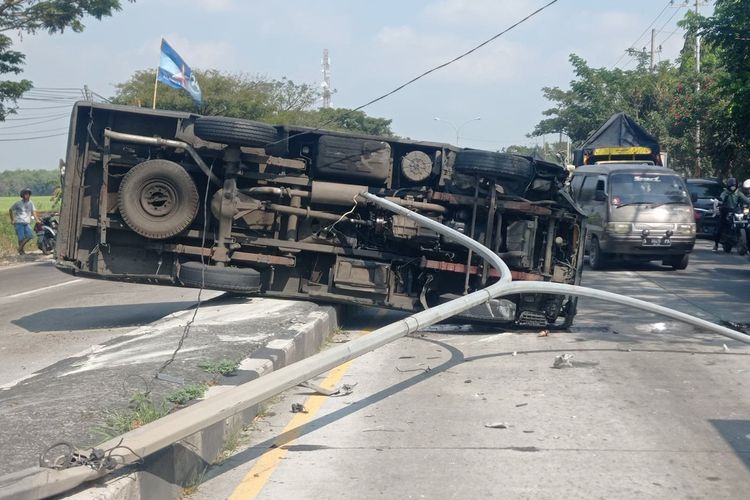 Kendaraan pengangkut uang untuk ATM, terguling di jalan poros nasional Lamongan-Babat. Tepatnya berada di wilayah Desa Karangtinggil, Kecamatan Pucuk, Lamongan, Jawa Timur.