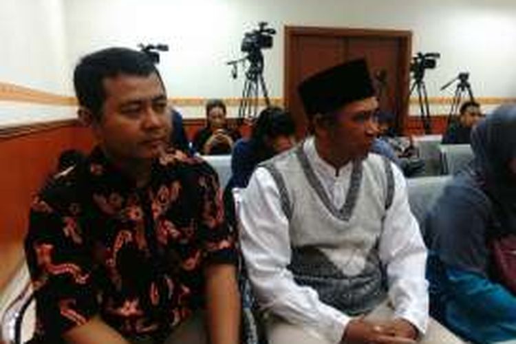 Naman Sanip (52) (kiri foto) terdakwa kasus penghadangan kampanye calon wakil gubernur DKI Djarot Saiful Hidayat dan kuasa hukumnya, Abdul Haris Ma'mun (kiri foto) di Pengadilan Negeri Jakarta Barat. Rabu (21/12/2016).