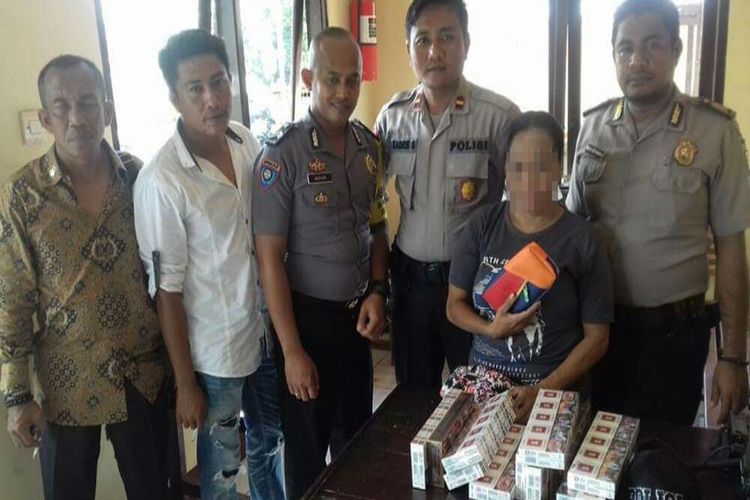 Seorang wanita berinisial RH (39) ditangkap polisi karena diduga mencuri 12 slop rokok di sebuah toko milik warga di Kecamatan Belo, Kabupaten Bima, Nusa Tenggara Barat (NTB).  RH dibekuk oleh anggota Polsek Belo satu jam setelah kejadian, Kamis (14/2/2019) sekitar pukul 14.30 WITA.