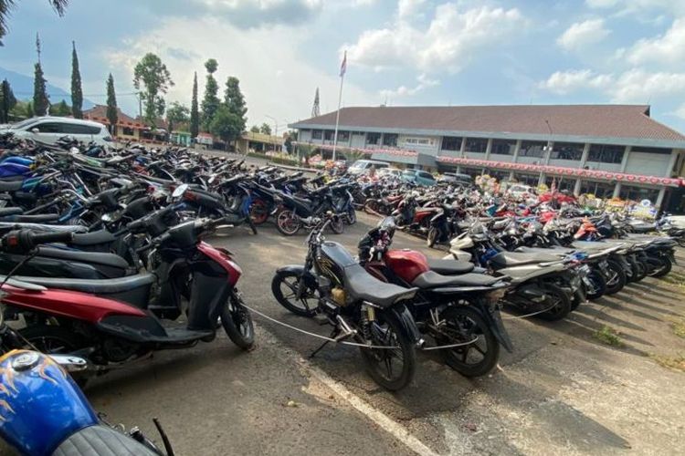 Sejumlah kendaraan sepeda motor hasil razia disita di Markas Polres Garut, Jawa Barat, Senin (1/7/2024). 