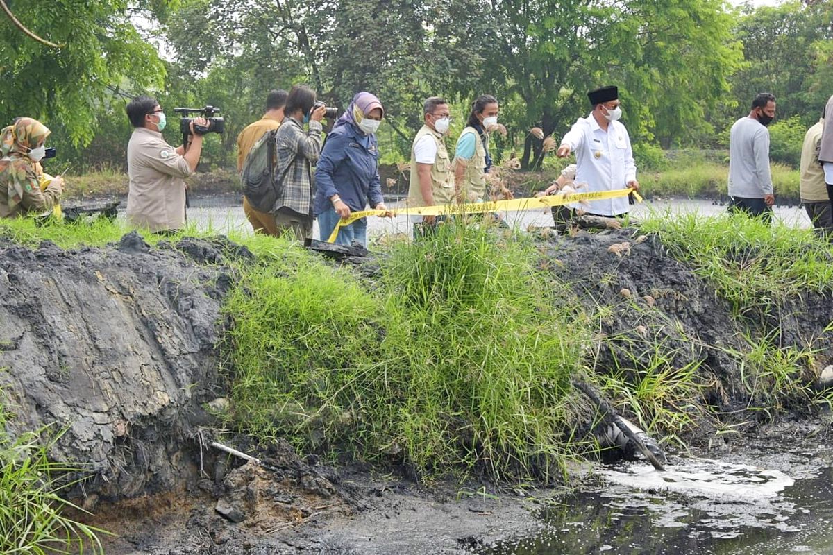 Wakil Gubernur Jawa Barat Uu Ruzhanul Ulum saat menghentikan sementara operasional pabrik tepung tapioka dan pemanis di Desa Tegalwaru, Kecamatan Cilamaya Wetan, Kabupaten Karawang, Senin (4/10/21).