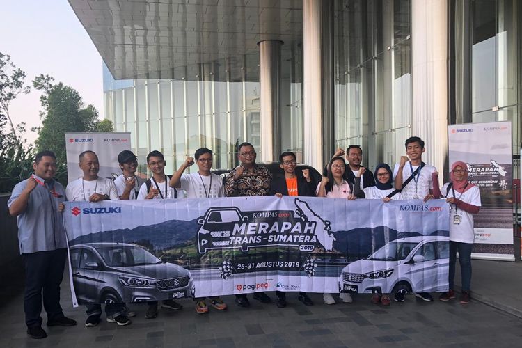 Tim Merapah Trans Sumatera saat pelepasan perjalanan bersama tim sponsor dari Suzuki, Pegipegi dan Sompo di Menara Kompas, Jakarta, Senin (26/8/2019) pagi.