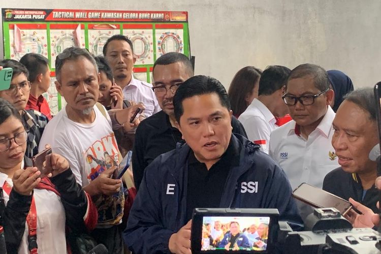 Ketua Umum PSSI, Erick Thohir, saat berbicara kepada awak media termasuk Kompas.com di Stadion Utama Gelora Bung Karno (SUGBK) pada Senin (8/1/2024). Dalam kesempatan itu, Erick Thohir mengonfirmasi Maarten Paes akan dinaturalisasi.