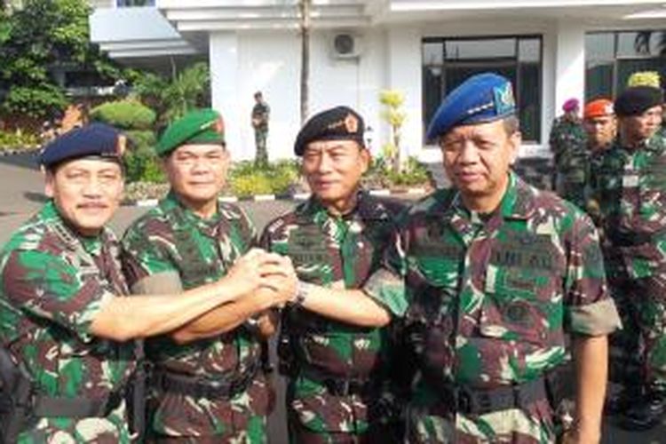 Panglima TNI Jenderal Moeldoko (dua dari kanan) beserta Kepala Staf Angkatan Laut Jenderal (TNI) Laksamana TNI Marsetio (kiri), Kepala Staf Angkatan Darat Jenderal (TNI) Budiman (dua dari kiri), dan Kepala Staf Angkatan Udara Marsekal TNI Ida Bagus Putu Dunia menghadiri apel siaga dalam rangka pengamanan Pilpres 2014 di Lapangan Markas Besar TNI Angkatan Darat, Jakarta, Selasa (22/7/2014).