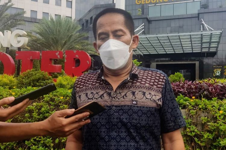 WH, Satpam Perumahan Permata Buana Jakarta Barat yang menjadi tersangka kasus perampasan kendaraan warga mendatangi Polda Metro Jaya, Kamis (24/3/2022).