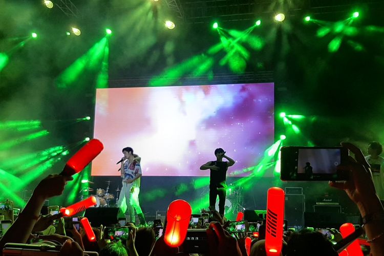 Boyband iKON tampil sebagai penutup GudFest 2019 hari pertama yang digelar di Helipad Parking Ground GBK Senayan, Jakarta, Sabtu (2/11/2019) malam. 