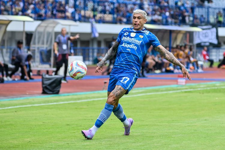 Striker Persib Ciro Alves coba mengontrol bola dalam pertandingan Persib Bandung vs Persis Solo dalam pertandingan pekan ke-24 Liga 1 2023-2024, Minggu (4/2/2024) di Stadion Gelora Bandung Lautan Api (GBLA). 