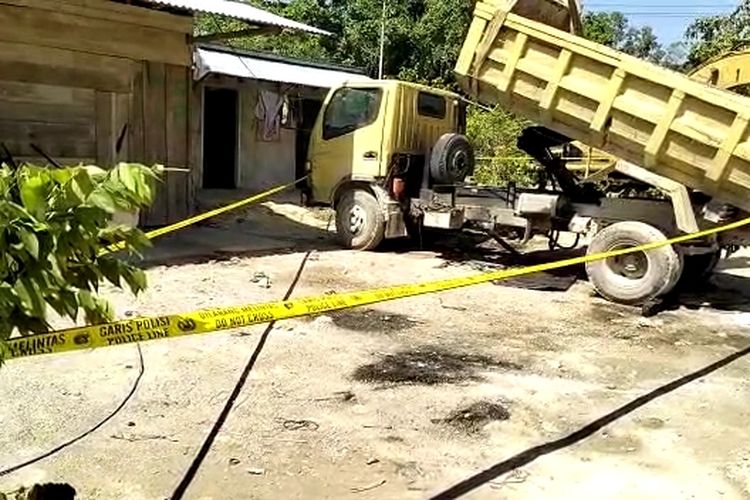 seorang sopir mobil tewas tertimpa bak truk di lokasi laborataorium kerja di Desa Lasalepa, Kecamatan Lasalepa, Kabupaten Muna, Sulawesi Tenggara, Kamis (20/10/2022).