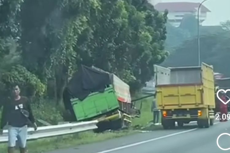 Sebuah truk warna kuning ringsek setelah mengalami kecelakaan dengan Truck Fuso di Jalan Tol KM 425.200 Jalur A Jatingaleh - Manyaran Kota Semarang, Jawa Tengah (Jateng). Senin (3/6/2024).