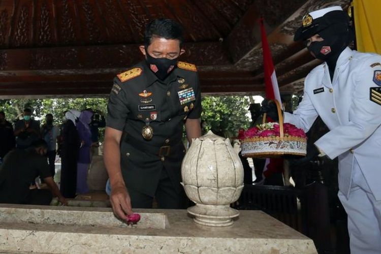Pangdam V/Brawijaya Mayjen TNI Suharyanto menabur bunga di pusara makam orang tua Presiden Sukarno. Makam Bung Karno di Blitar kerap didatangi peziarah dari luar kota.
