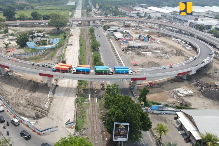 Pembangunan Flyover Juanda di Kabupaten Sidoarjo, Jawa Timur.