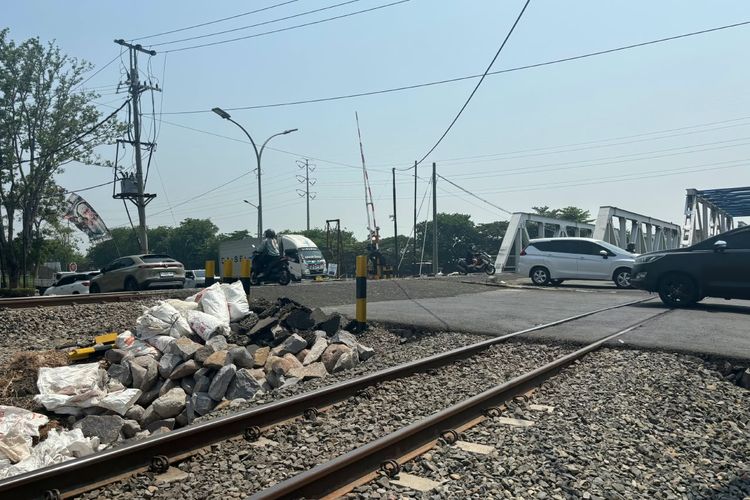 Perlintasan Sebidang Madukoro Semarang Diperbaiki, Warga Ingat Trauma Truk Tersangkut pada 2023