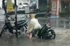 Viral, Video Motor Mencebur ke Selokan sampai Tenggelam