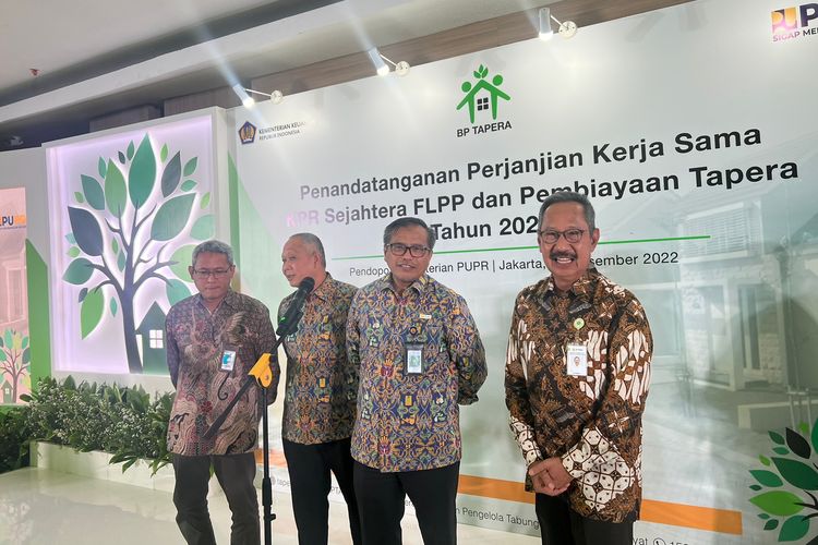 Konferensi pers penandatanganan perjanjian kerja sama (PKS) KPR Sejahtera FLPP dan Tapera Tahun 2023, di Jakarta, Rabu (28/12/2022).