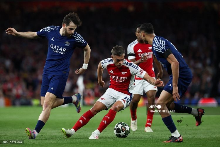 Leandro Trossard (tengah) dibayangi oleh Achraf Hakimi dan Khvicha Kvaratskhelia dalam pertandingan leg pertama Semifinal Liga Champions antara Arsenal vs PSG di Stadion Emirates di London utara, pada 29 April 2025. (Photo by FRANCK FIFE / AFP)