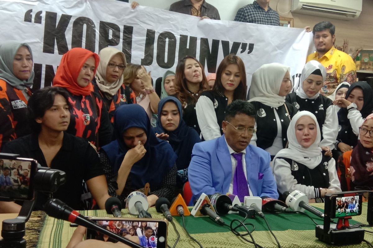 Fairuz  A Rafiq dan suaminya Sonny Septian didampangi kuasa hukumnya, Hotman Paris, ke Komnas Perempuan, Menteng, Jakarta Pusat, Senin (8/7/2019).