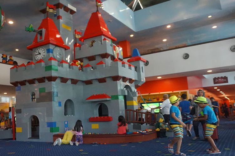 Anak-anak bermain di lobi Hotel Legoland, Legoland Malaysia Resort, Johor Bahru, Malaysia, Sabtu (29/6/2019).