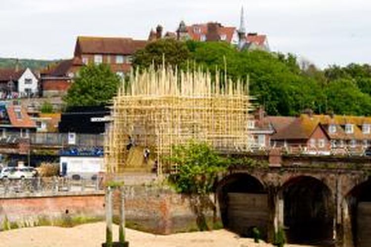 Struktur bambu berukuran besar yang didesain oleh Gariel Lester ini berada di Kent, Inggris. Tidak hanya mempercantik pesisir Inggris, struktur tersebut juga berhasil menjaring perhatian pendudukk sekitar atas Folkestone Triennial 2014.