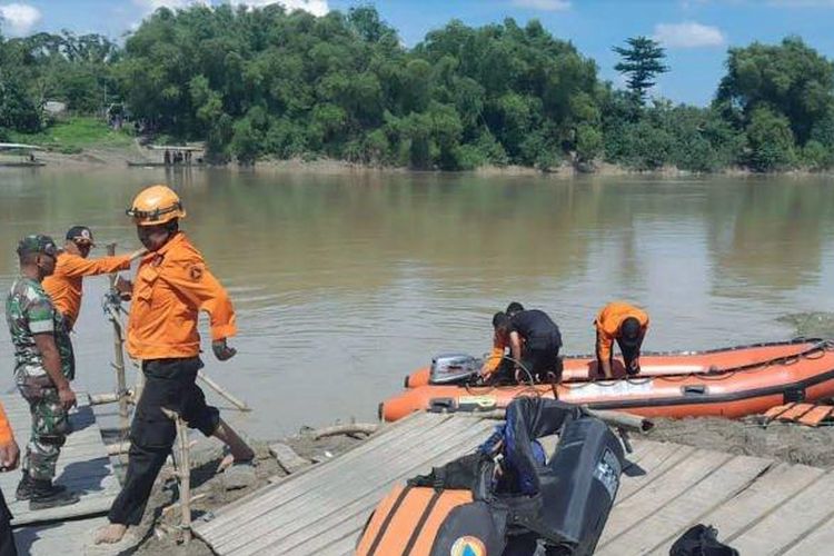Tim SAR saat melakukan pencarian balita yang tercebur di Sungai Bengawan Solo, Deda Sranak, Kecamatan Kalitidu, Bojonegoro, Selasa (10/1/2023).  
