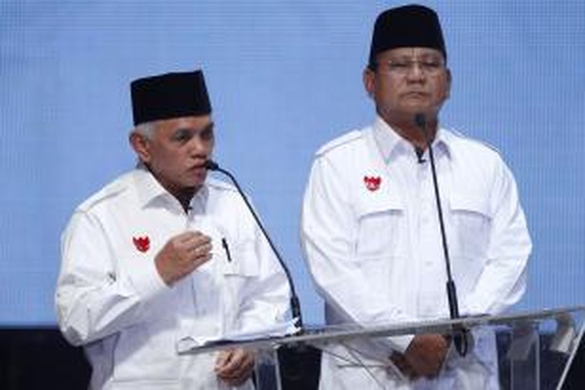 Pasangan calon presiden dan calon wakil presiden dari kubu koalisi Partai Gerakan Indonesia Raya, Prabowo Subianto - Hatta Rajasa memaparkan visi misi saat Debat Capres - Cawapres bertema Pembangunan Ekonomi, Pemerintahan Bersih dan Kepastian Hukum di Balai Serbini, Jakarta, Senin (9/6/2014) malam. Pemilu Presiden 2014 akan berlangsung 9 Juli 2014 mendatang. KOMPAS IMAGES/KRISTIANTO PURNOMO