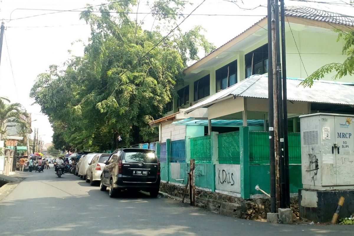 Lokasi yang diduga menjadi tempat diparkirkannya mobil penculil yang terletak tak jauh dari SD Negeri Tanjung Duren Selatan 01, Jakarta Barat, Rabu (13/9/2017).