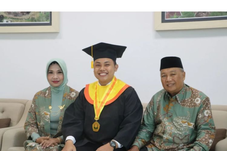 Muhammad Nurul Muflikhin, pernah gagal 17 kali masuk PTN. Kini justru jadi lulusan tercepat dan cumlaude di Unej. 