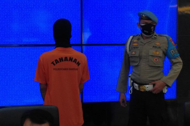 Polisi menangkap mucikari berinisial FN (20) yang menawarkan jasa PSK secara online di salah satu apartemen di Bandung. Kini Pemuda itu dijadikan tersangka di Polrestabes Bandung, Selasa (7/9/2021).