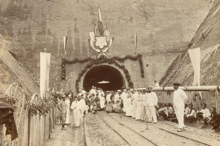 Pembangunan Terowongan Sasaksaat, terowongan kereta api terpanjang di Indonesia yang masih aktif 
