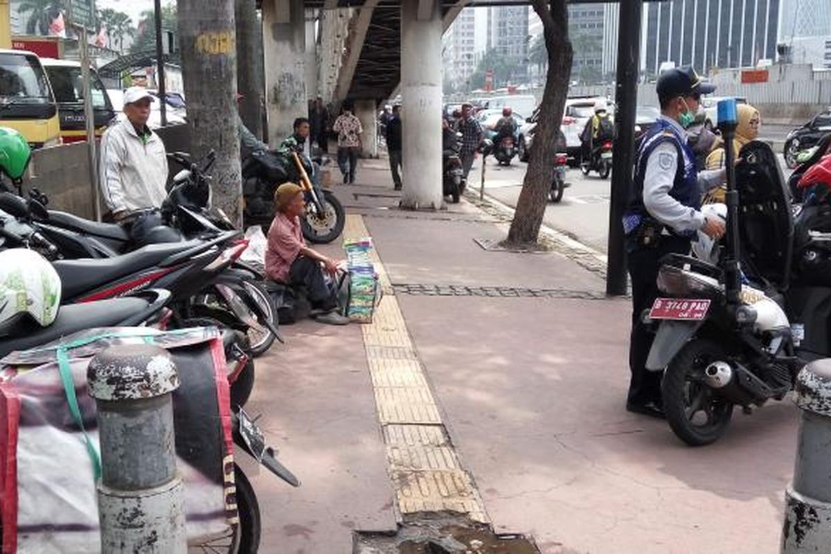 Suasana di trotoar Jalan Sudirman masih terdapat banyaknya pedagang dan tukang ojek yang memarkirkan kendaraanya di trotoar tersebut pada Selasa (20/4/2016).