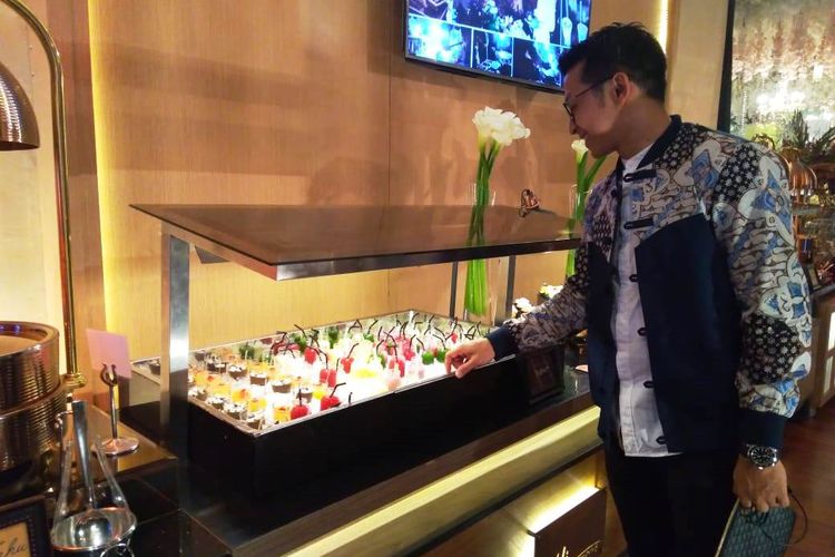 Seorang pengusaha bisnis catering nikahan tengah mengecek makanan yang disajikan dalam Pameran Catering Jawa Barat. 