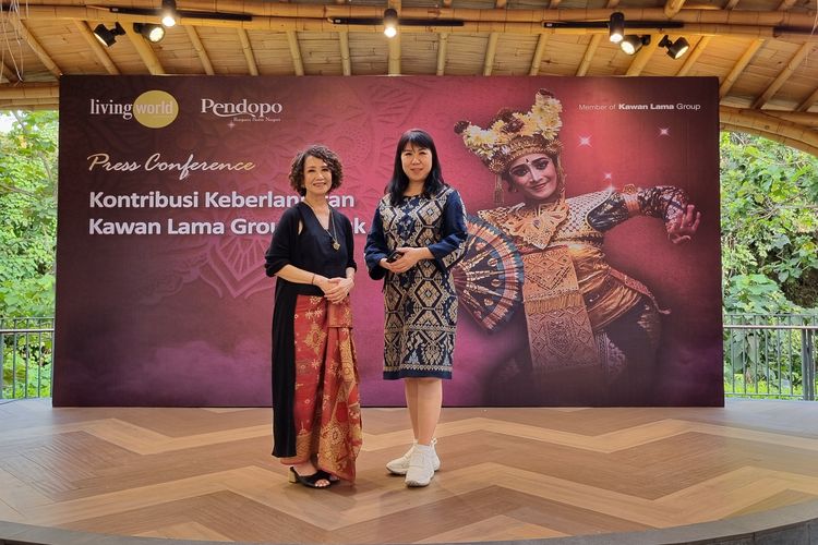 Direktur Pendopo Tasya Widya Krisnadi (kiri) dan Direktur Living World Jannywati berpose seusai acara jumpa pers di Living World Denpasar, Bali, Jumat (8/12/2023).