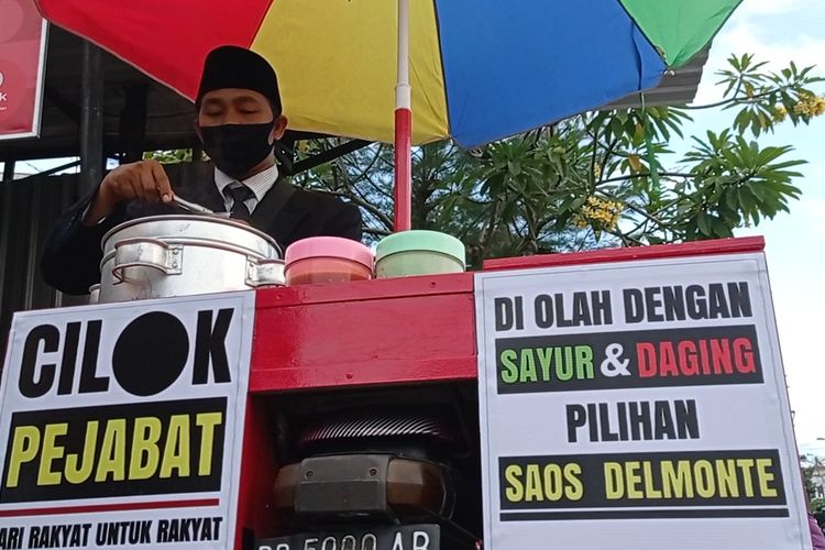 Menteri Sandiaga Uno Video Call dengan Penjual Cilok Berjas di Mataram