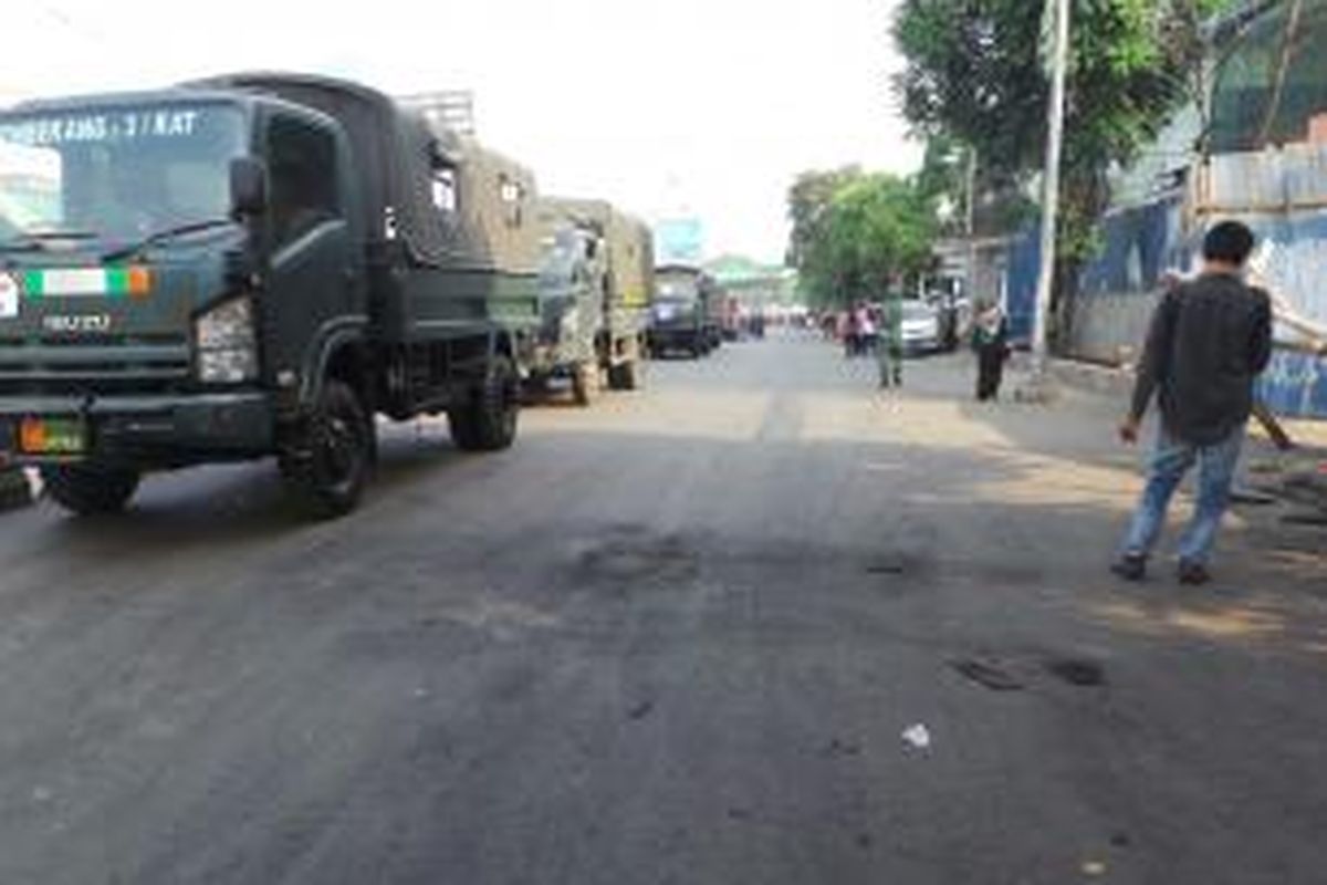 Jalan Mampang Prapatan arah Pasar Minggu ditutup terkait penertiban di perumahan Zeni TNI AD, di Mampang, Jakarta Selatan. Minggu (17/1/2016)