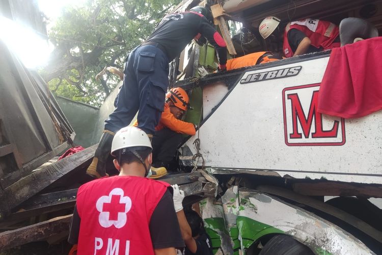 Tim SAR Gabungan melakukan evakuasi korban tabrakan beruntun di Bantul. Minggu (7/11/2022)