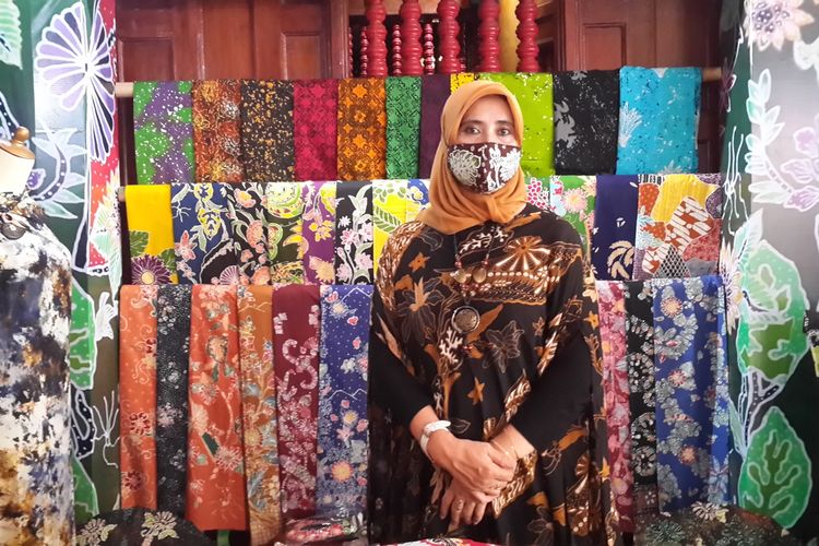 Batik Nurita dengan gambar bungan krisan dan bunga sedap malam dalam pameraan KKI Bank Indonesia Malang, Jumat (20/11/2020)