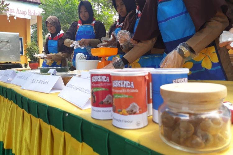 Siswa SMAN 2 Bengkulu Selatan membuat biskuit dari cangkang keong emas 