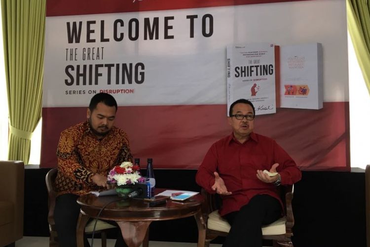 Guru besar Fakultas Ekonomi dan Bisnis Universitas Indonesia Rhenald Kasali saat meluncurkan buku terbarunya berjudul The Great Shifting di Rumah Perubahan, Bekasi, Jawa Barat, Sabtu (21/7/2018).